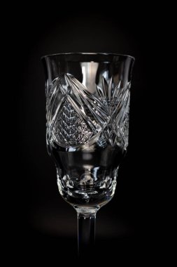 Kristal şarap kadehlerini entrika keserek geometrik desenler ve yansıtıcı bir yüzey oluşturarak şeffaflıklarını artırdılar. Gözlüklerin uzun sapları ve ince bir şekli var..