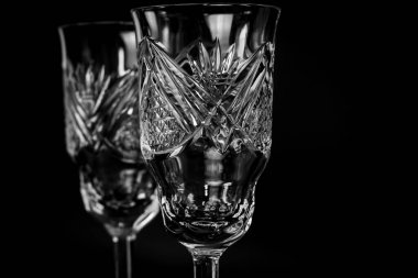 Kristal şarap kadehlerini entrika keserek geometrik desenler ve yansıtıcı bir yüzey oluşturarak şeffaflıklarını artırdılar. Gözlüklerin uzun sapları ve ince bir şekli var..