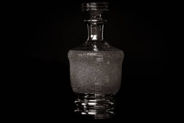 İçinde desenli bir turkuaz gövde ve boyunda ve tabanında süslenmiş altın bulunan antika cam şarap kabı..