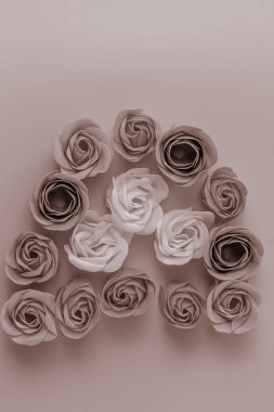 Estetik ve romantik düğün fotoğrafı arka plan, sarı arka planda pembe ve beyaz güller, iç tasarım ve fotoğraf bölgesi duvar kağıdı..