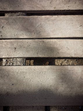 Aralarındaki boşluklarla yatay olarak istiflenmiş tahta tahtalar.