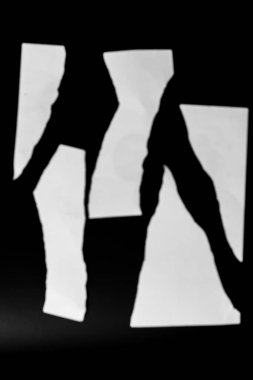 Siyah arkaplanda yırtık kağıt parçaları, soyut, desenli fotoğraf