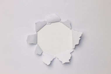 Ortadaki yırtık beyaz kağıt daire şeklinde.