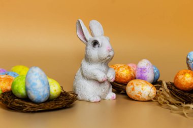 Tavşan heykelciği gerçekçi bir dokuya sahiptir, dik kulaklar ve nazik bir ifadeyle.. 