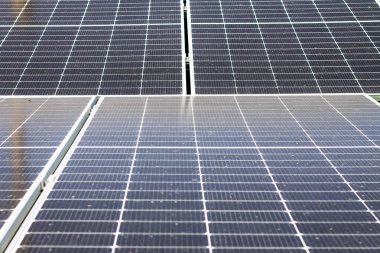 Şebeke desenli sıralı güneş panelleri olay yerine hakim. Fotovoltaik hücrelerden yapılmış paneller düzgün ve düzenli bir şekilde düzenlenmiştir. Güneş enerjisini yakalamak için tasarlanmış dikdörtgen hücre blokları.