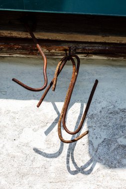 Pas ve ahşap, demir gölgelerden yıpranmış pencere mandalına kadar süregelen zamanın hikâyelerini anlatır. Unutulmuş güzellikler ayrıntılarda.