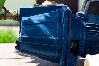 Güneş ışığıyla yıkanmış mavi bir beygir hayati görevini başarıyla yerine getiriyor. Sulama sisteminin kalbi, hayat veriyor.