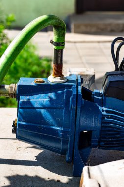 Güneş ışığıyla yıkanmış mavi bir beygir hayati görevini başarıyla yerine getiriyor. Sulama sisteminin kalbi, hayat veriyor.