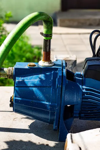 Güneş ışığıyla yıkanmış mavi bir beygir hayati görevini başarıyla yerine getiriyor. Sulama sisteminin kalbi, hayat veriyor.