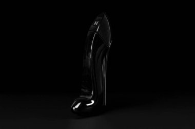 Kamianske, Ukrayna 06.28, 2025 siyah yüksek topuklu parfüm şişesi, parlak ve yansıtıcı, tamamen koyu bir arkaplan karşısında zarif bir şekilde duruyor, hafif mavi ve mor gölgeler ışığı yakalıyor..