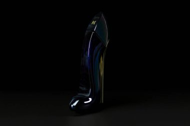 Kamianske, Ukrayna 06.28, 2025 siyah yüksek topuklu parfüm şişesi, parlak ve yansıtıcı, tamamen koyu bir arkaplan karşısında zarif bir şekilde duruyor, hafif mavi ve mor gölgeler ışığı yakalıyor..