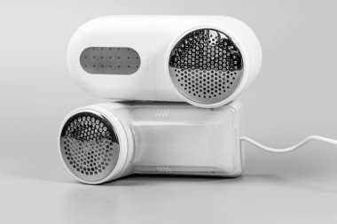 Elbiselerini bu elektrikli tıraş makinesiyle yepyeni tut! Giysilerden, döşemelerden ve döşemelerden iplik, tüy ve hapları rahatça çıkartın..