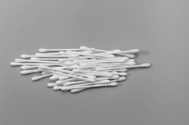 Tek renkli, tek kullanımlık pamuklu çubuklar (kulak çubukları) ve parlak beyaz pamuklu başlıklar içeren, temiz ve özenli olduğunu sembolize eden yatay bir görüntü..