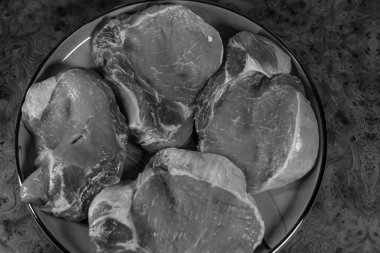 Çiğ etten, baharat ve soğan halkaları ile zengin denizciliğe kadar domuz bifteği hazırlama ile ilgili görsel bir hikaye, lezzetli bir ızgara veya pişmiş yemek için gerekli adımları sergiliyor..