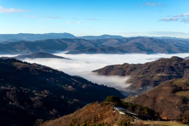Sırbistan 'daki Podrinje Kapısı' nın vadideki sise bakış açısı.