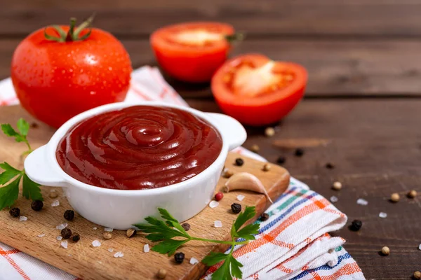 Schneidebrett Hexe Schale Ketchup Oder Tomatensauce Gewürze Und Frische Tomaten — Stockfoto