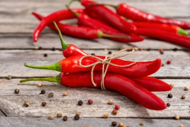 Eski masada taze kırmızı biber ve biber. Seçici odak.