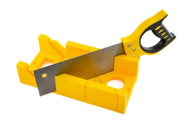 Yapı aracı - miter beyaz arkaplanda izole edilmiş miter kutusu ile testere.