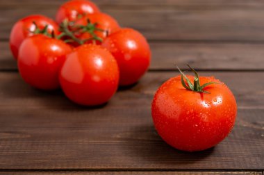 Tahta bir masada kırmızı olgun domatesler. Seçici odak.