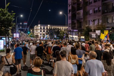 Belgrad, Sırbistan - 10 Ağustos. 2024: Binlerce protestocu, Rio Tinto şirketi ve Sırbistan 'daki bir lityum madenine karşı düzenlenen halk protestosu sırasında Kneza Milosa caddesinde yürüdü.