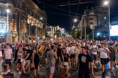 Belgrad, Sırbistan - 10 Ağustos. 2024: Binlerce protestocu, Rio Tinto şirketi ve Sırbistan 'daki bir lityum madenine karşı düzenlenen halk protestosu sırasında Kneza Milosa caddesinde yürüdü.