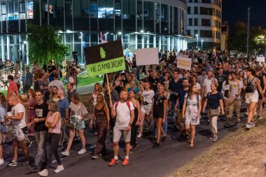 Belgrad, Sırbistan - 10 Ağustos. 2024: Bir protestocu Rio Tinto şirketine ve benim lityum madenime karşı düzenlenen protestoda binlerce kişi yürürken, üzerinde 