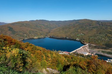 Güneşli bir sonbahar gününde Sırbistan 'ın Drina Nehri üzerindeki Perucac Gölü ve su barajı.