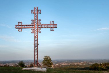 Sırbistan 'ın Valthe kenti yakınlarındaki Strmna Gora' da tepeye metal bir haç dikildi.