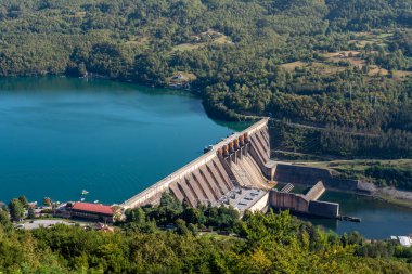 Sırbistan 'ın Drina nehri üzerinde bir baraj hidroelektrik ile Perucac Gölü manzarası.