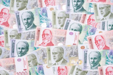 Bir yığın Sırp dinar kağıt para birimi, 1000, 2000 ve 5000 dinar değerinde. Sırp parası geçmiş.