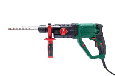 Beyaz arkaplanda sapı izole edilmiş çekiç matkabı.