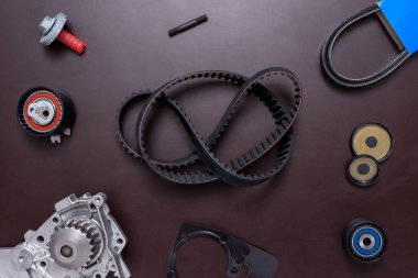 Araba için yedek parça. Çalışan bir masadaki zamanlayıcı kemeri ve soğutma pompası..