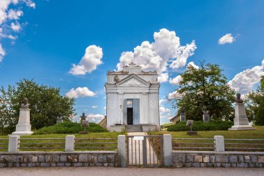 Tekeris, Sırbistan 5 Temmuz. 2024: Cer Muharebesi Müzesi, Tekeris köyünde Birinci Dünya Savaşı 'ndan kalma Sırp düklerinin büstleriyle birlikte Cer Dağı' nın yamaçlarında.