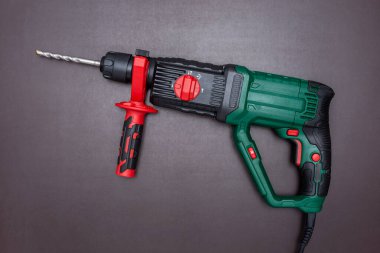 Çalışan bir masanın üzerinde çekiç matkabı..