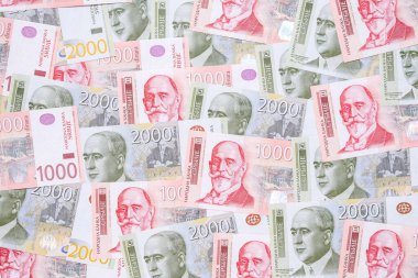 Bir yığın Sırp dinar kağıt para birimi, 1000 ve 2000 dinar değerinde. Sırp parası geçmiş.