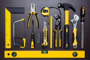 Çalışma masasında inşa ve onarım için çeşitli el araçları.