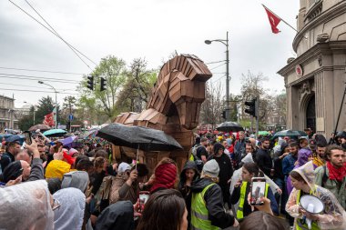 Belgrad, Sırbistan - 15 Mart. 2025: Belgrad 'da yolsuzluk ve halkın rejimden memnun olmaması nedeniyle düzenlenen öğrenci ve vatandaş protestoları. Protestanlar tahta bir atı ittiler..