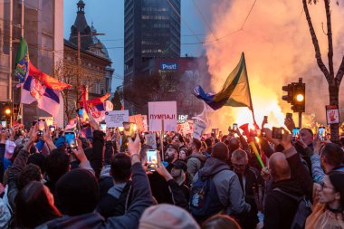 Belgrad, Sırbistan - 15 Mart. 2025: Belgrad 'da yolsuzluk ve vatandaşların rejimden memnun olmaması nedeniyle düzenlenen öğrenciler ve halk protestoları.