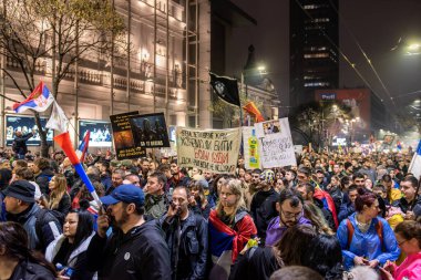 Belgrad, Sırbistan - 15 Mart. 2025: Belgrad 'da yolsuzluk ve vatandaşların rejimden memnun olmaması nedeniyle düzenlenen öğrenciler ve halk protestoları.