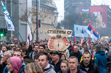 Belgrad, Sırbistan - 15 Mart. 2025: Belgrad 'da yolsuzluk ve halkın rejimden memnun olmaması nedeniyle düzenlenen öğrenci ve vatandaş protestoları. Barışçıl protestolar.