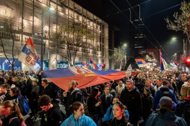 Belgrad, Sırbistan - 15 Mart. 2025: Belgrad 'da yolsuzluk ve halkın rejimden memnun olmaması nedeniyle düzenlenen öğrenci ve vatandaş protestoları. En büyük öğrenci protestosu.