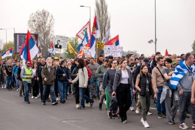 Belgrad, Sırbistan - 15 Mart. 2025: Belgrad 'da yolsuzluk ve halkın rejimden memnun olmaması nedeniyle düzenlenen öğrenci ve vatandaş protestoları. En büyük öğrenci protestosu.