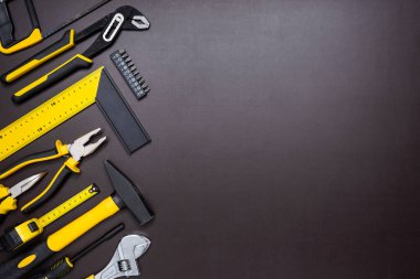 Metin için kopyalama alanı olan çalışma tablosu üzerinde inşa ve onarım için çeşitli el araçları.