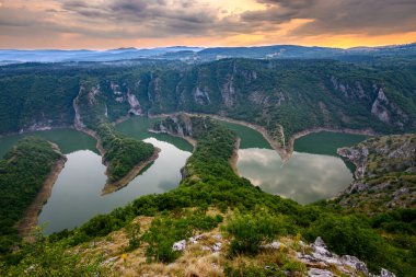 Sırbistan 'ın güneybatısındaki kanyonun tepesindeki Molitva perspektifinden gün batımında Uvac Nehri' nin kıvrımlarının manzarası.