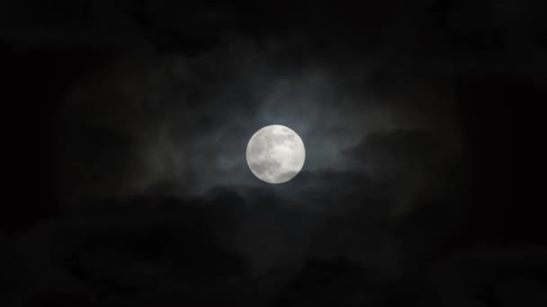 Суперлуние Апреля 2020 Года Полная Луна Темными Облаками Движущимися Мимо — стоковое видео