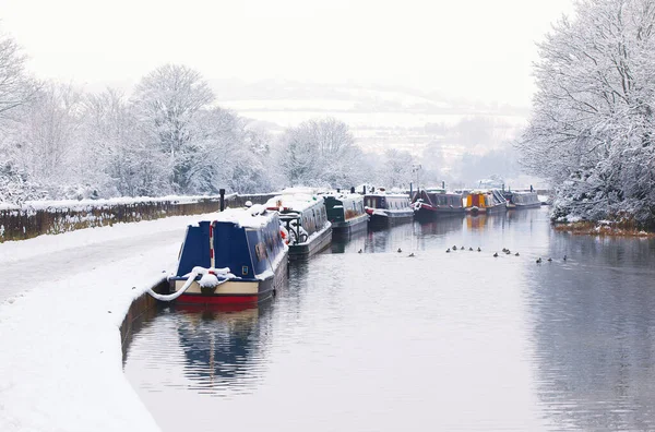 冬季在Kennet和Avon运河停泊的船只 — 图库照片