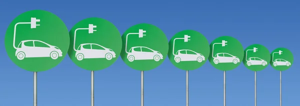 Linia Zielonych Elektrycznych Znaków Wtyczki Samochodu Przeciw Jasnemu Niebieskiemu Niebu — Zdjęcie stockowe