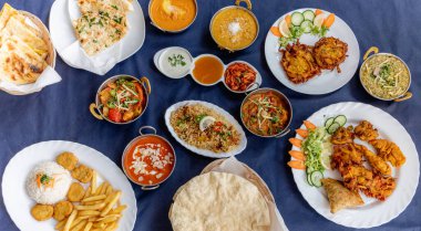 Çeşit çeşit Hint yemekleri servis edilmeye hazır