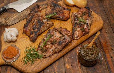 Taze pişmiş Secreto iberico, İber domuzu, chimichurri, sarımsak, soğan, tuz cevheri, biberiye