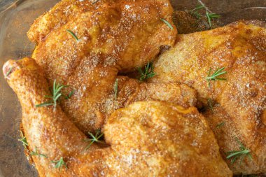 Tuz, karabiber, biberiye ve kırmızı biberli terbiye edilmiş tavuk taytı pişmeye hazır.